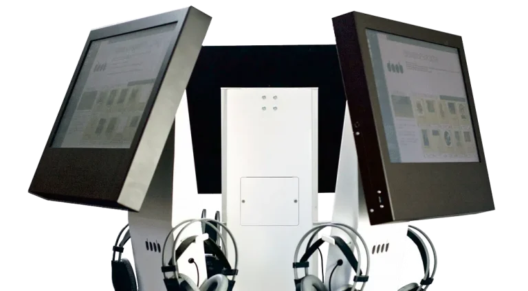 Deux bornes d'écoute doob dos à dos, chacune avec son écran tactile et ses casques.