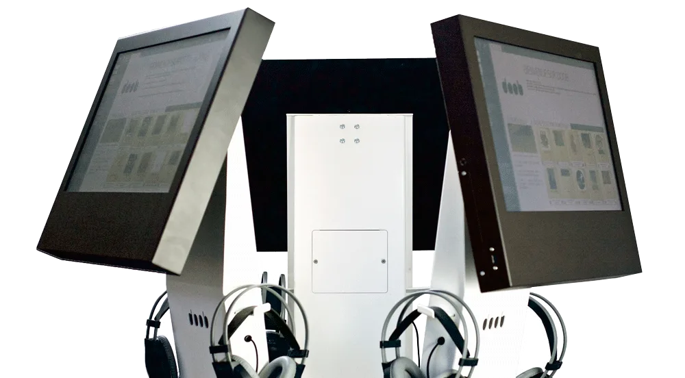 Deux bornes d'écoute doob dos à dos, chacune avec son écran tactile et ses casques.